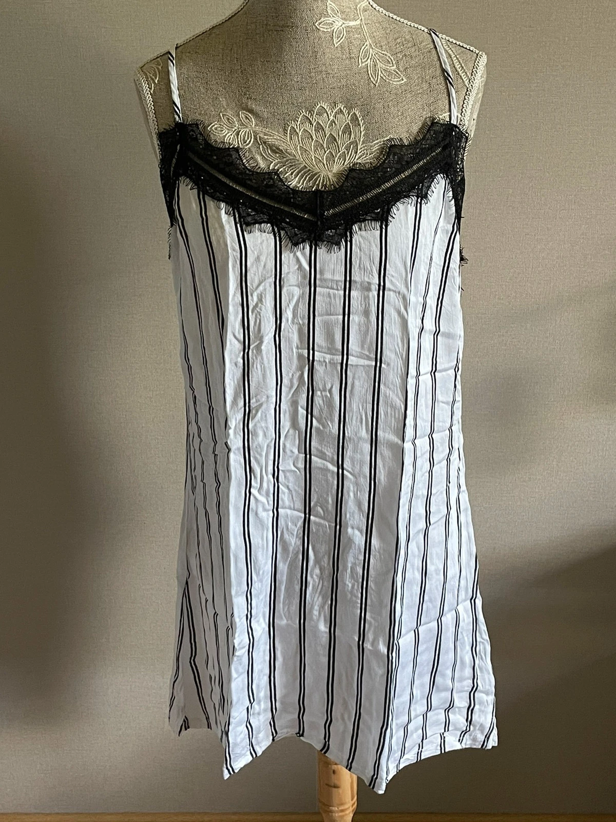 Nuisette blanche à rayures